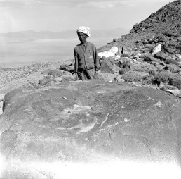 Afghanisches Mitgliedert der Expedition an einem Fels